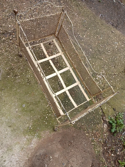 Lit De Poupée Ancien Fer Forgé Blanc – XIXe Avec Matelas Et Coussins