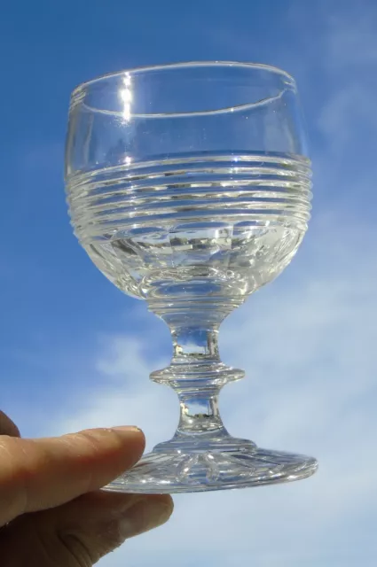 Baccarat ou Saint Louis - Verre à vin blanc en cristal taillé. XIXe