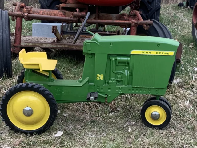 Ertl John Deere 20 Pedal tractor original d65