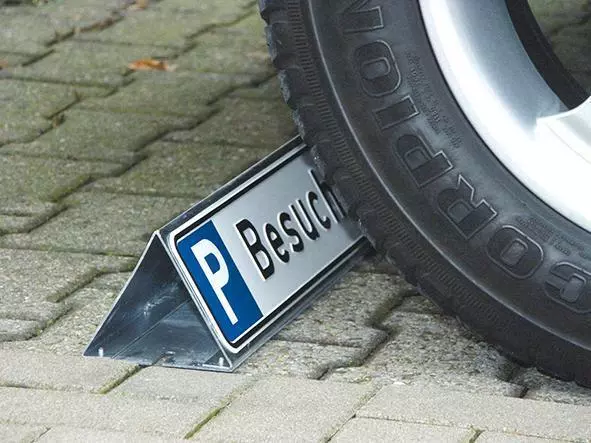 Parkplatzschild „Kunden mit Pfeil geradeaus“
