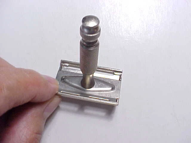 1930s VINTAGE GILLETTE CHROME RAZOR WITH SHORT HANDLE IN BEAUTIFUL CONDITION. 2