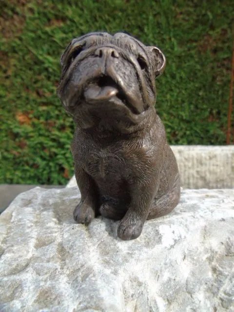 CHIEN BOULEDOGUE EN BRONZE ,statue animalière d un chien bouledogue en bronze .