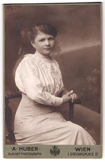 Fotografie A. Huber, Wien, Stefansplatz 2, Junge hübsche Frau im weißen Kleid