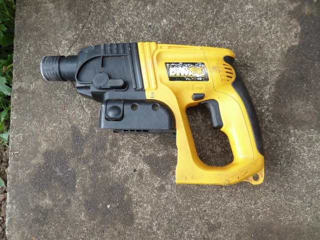 Image of DeWalt DW005 laser level on DeWalt Direct website