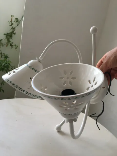 Applique lampada da parete in ceramica bianca traforata 4