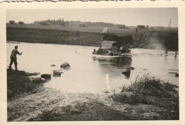 Foto-Wehrmacht Militär LKW Durchfahrt im Fluß 2.Wk Vormarsch Frontfoto