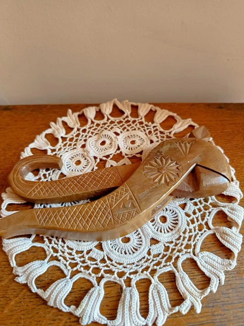 Casse Noisette En Bois Ancien
