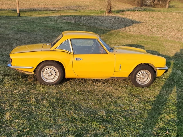 Gelber Triumph Spitefire 1500