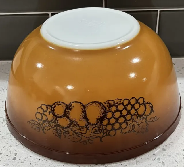 Pyrex 403 Old Orchard Fruit Brown Nesting Mixing Bowl 2.5 Qt - Great Condition