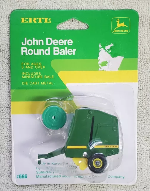 Ertl John Deere Round Hay Baler with Round Bale 1/64 NIP