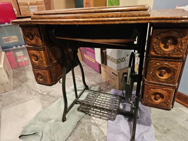 Antique Wheeler & Wilson Treadle Sewing Machine Cabinet ( 1890-1910 )