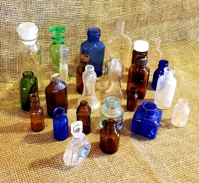 Lot: 25 assorted bottles: apothecary, perfume, etc.