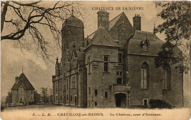 CPA AK Chateaux de la Nievre - CHATILLON-en-BAZOIS - Le Chateau cour (456673)