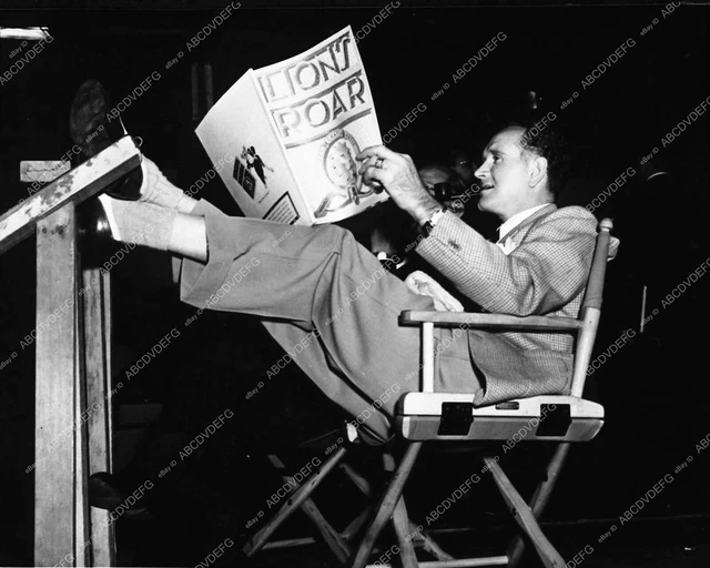 3518-14 candid Frank Borzage taking it easy between takes 3518-14 3518-14