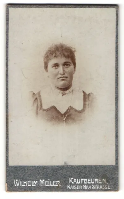 Fotografie Wilhelm Meiler, Kaufbeuren, Portrait bürgerliche Dame im hübschen Kl