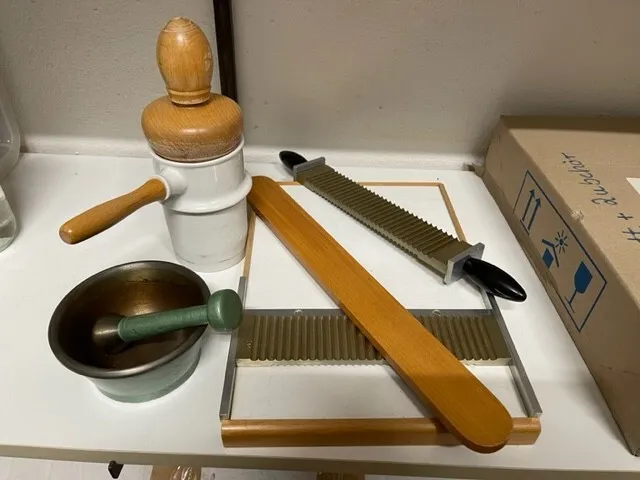 Antikes Apothekenwerkzeug: Pillenbrett, Metallmörser, Infusor