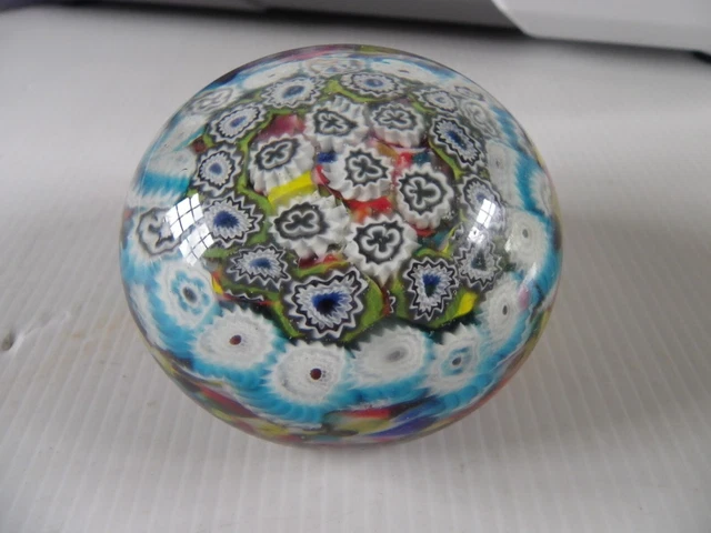 Sulfure en verre à décor de fleur