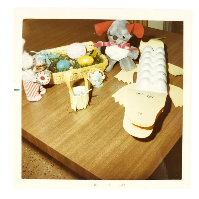 Foto de bodegones de artesanía de Pascua década de 1970 canasta vintage huevos conejito instantánea arte D781