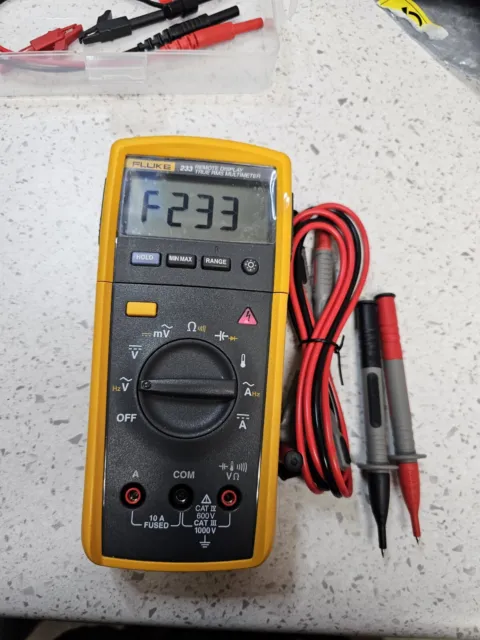 NEW FLUKE 233  Remote Display Digital Multimeter With Accessories