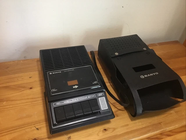 Enregistreur de cassette portable vintage Sanyo M1530X et étui rétro années 70
