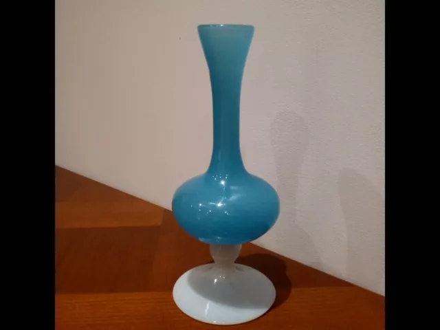 Magnifique Petit Vase Soliflore Sur Pied En Opaline Bleu Et Blanc 