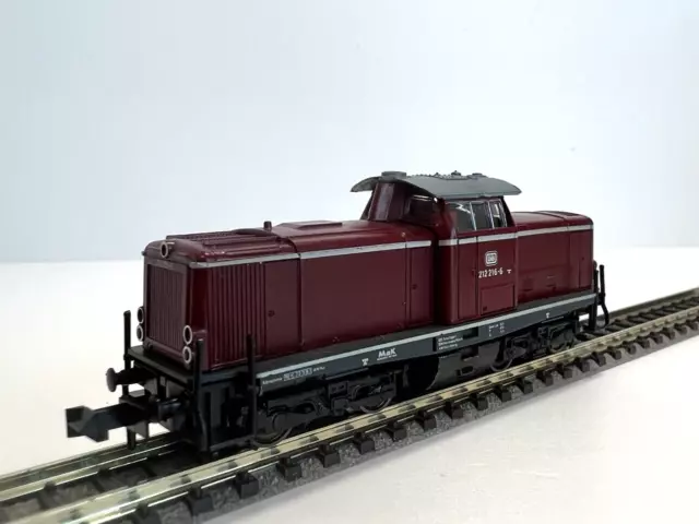 Minitrix 2048 - Locomotive diesel BR 212 (ex V100) rouge de la DB en N 2