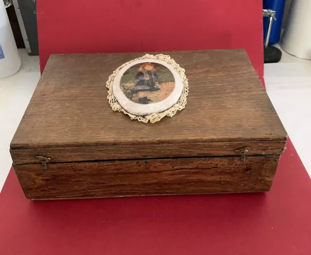 WOODEN BOX CAJA DE MADERA ANTIC CON FIGURA DE MUJER EN RESINA Y FORRADA 22x22x7
