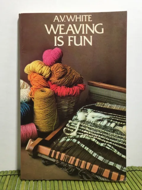 Libro de colección AV White Weaving Is Fun patrones de tejido e instrucciones 1959