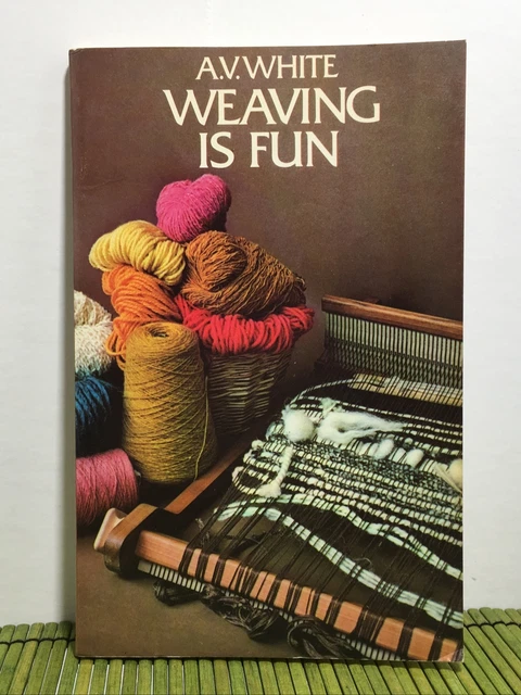 Libro de colección AV White Weaving Is Fun patrones de tejido e instrucciones 1959