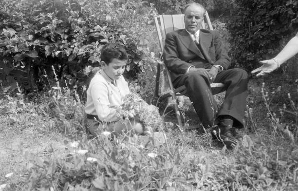 File:Jallouli Farès avec Habib Bourguiba.jpg - Wikimedia