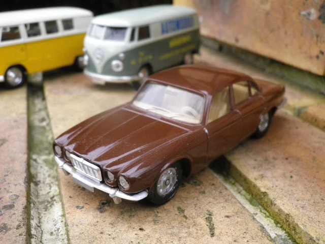 SOLIDO FRANCE JAGUAR XJ 12 couleur MARRON, COMME NEUF sans boite