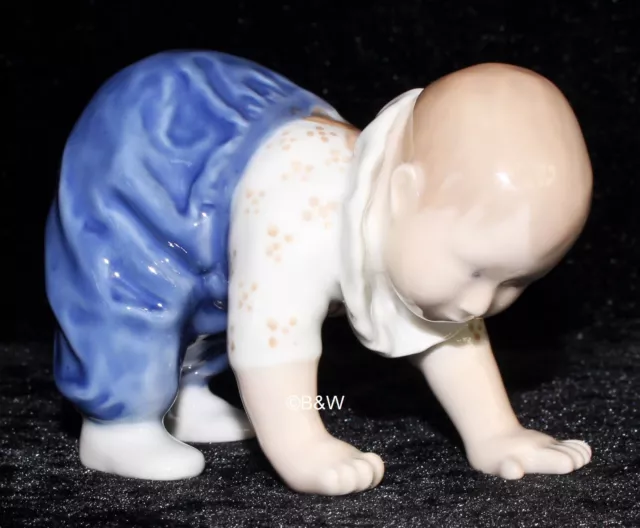 ROYAL COPENHAGEN FIGUR #1518  "BABY CRAWLING" TOP 1. WAHL  Bing Grondahl