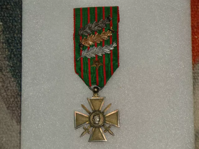 Médaille Croix de guerre WWI (Il y à un poinçon......?)