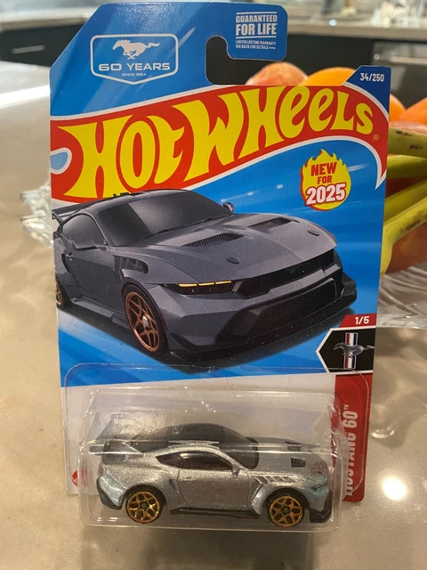 Hot Wheels 60 Anni Mustang – Serie 2025, Scala 1:64, Modellino Diecast, Tu Scegli Il Modello