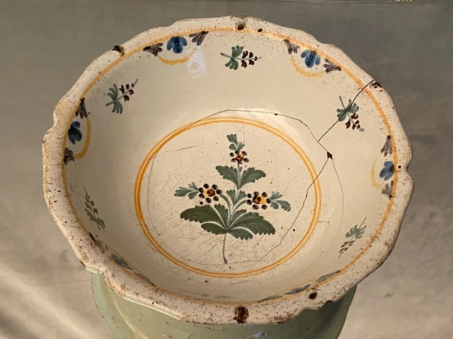 Coupe creuse en faïence de Nevers Auxerrois fin XVIIIe début XIXe