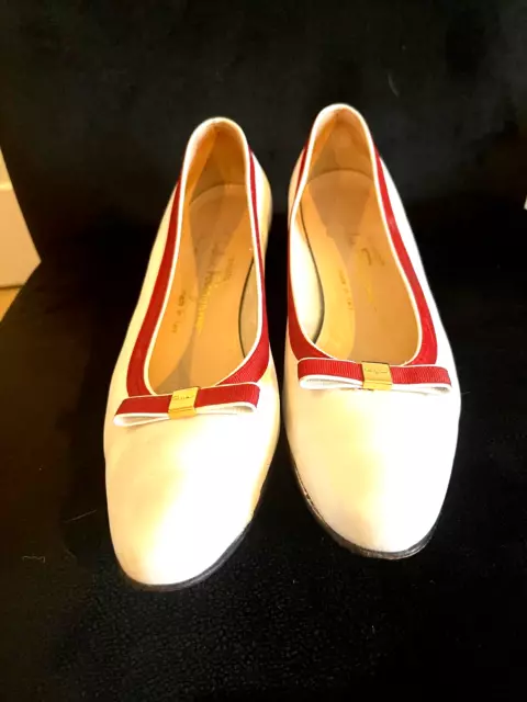 Salvatore Ferragamo White and Red lillaz Vara Bow Pumps Heel Shoes 9.5 N