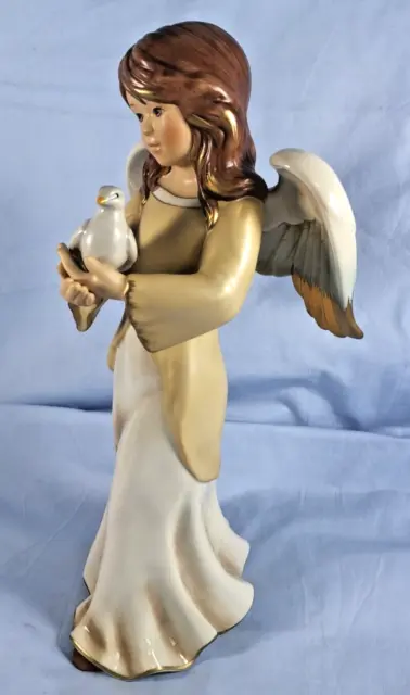 Goebel Porzellan - großer Engel mit Taube - Nr. 41-215 - Höhe: 33 cm - beige