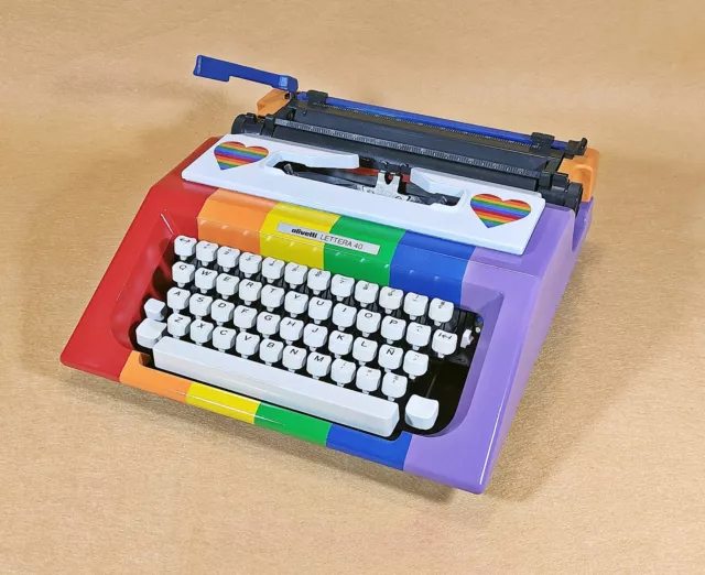 Vintage-Rarität: Olivetti Lettera 40 Rainbow LGBT-Schreibmaschine.