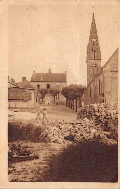 61 - CHAMBOIS - SAN32303 - L'Eglise et le Monument aux Morts - En l'état - Pli