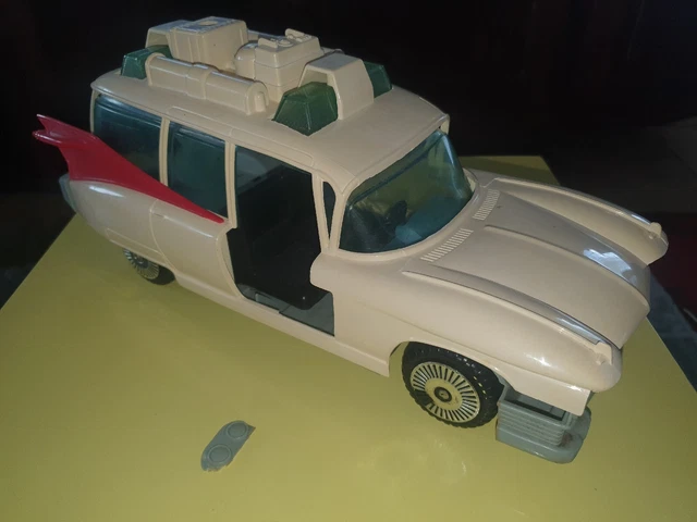 Véhicule Ecto-1 avec accessoires - Ghostbusters Hasbro : King Jouet Véhicule Ecto-1 avec accessoires - Ghostbusters Hasbro : King Jouet
