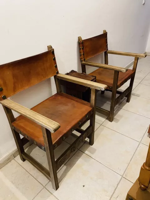 Conjunto De Dos Sillas Antiguas De Madera Y Cuero,talladas