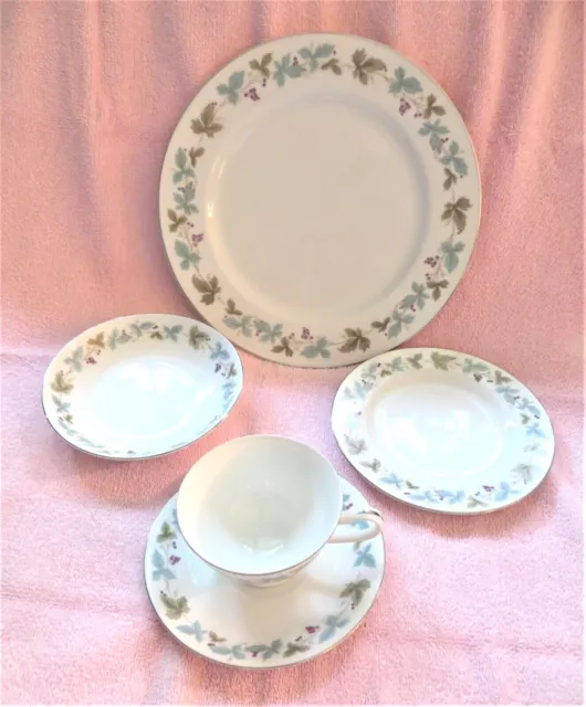 Vintage Fine China of Japan #6701 Grapevine Pattern; 5 Piece Place Setting; Exc!