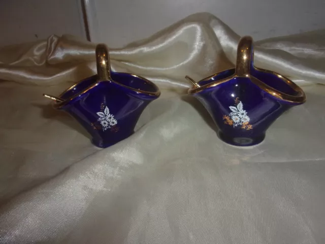 Paire de salière et poivrier en porcelaine