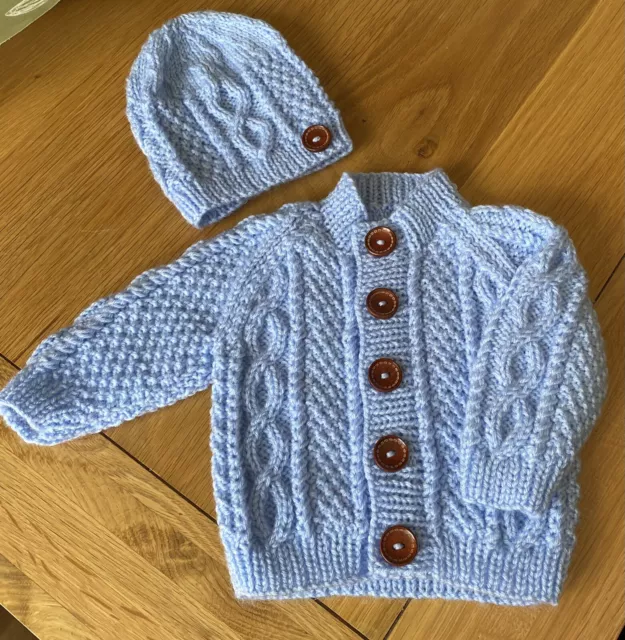 Babys handgestrickte Cardigan Aran Muster mit Hut, Dk 0/3 Monate ca.