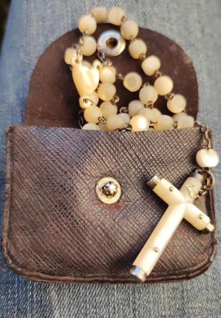Ancien chapelet en métal argenté (argent?) et perles de Nacre et sa housse cuir