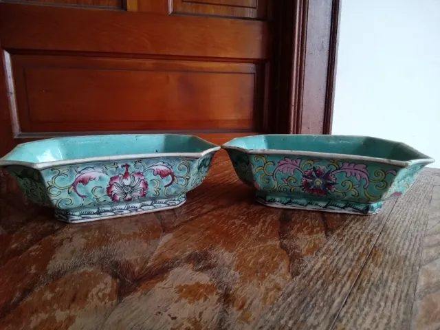 Pair of Chinese famille rose decorated dishes, reign mark of Emperor Tongzhi