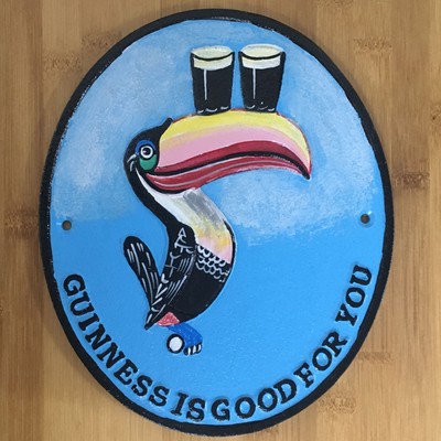 Plaque Métallique Guinness Toucan - 28x28 Cm - Décor Pub Avec Bouchons De Bouteille