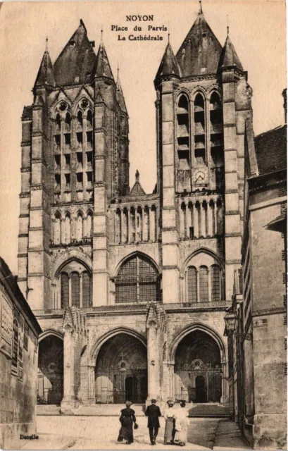 CPA AK NOYON - Place du Parvis La Cathedral (424114)