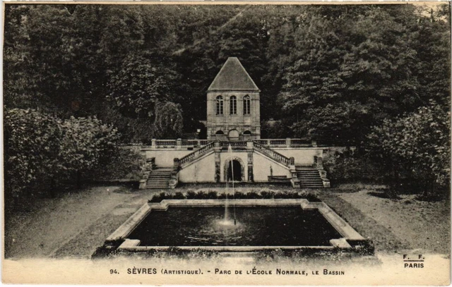 CPA SEVRES Parc de l'Ecole Normale - Le Bassin (1322272)