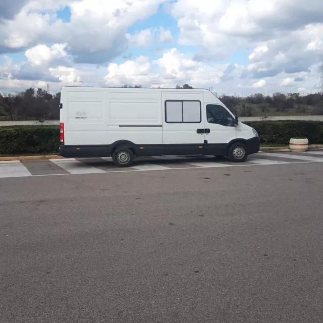 furgone usato iveco daily allestito per trasporto animali vivi (cani) furgone usato iveco daily allestito per trasporto animali vivi (cani)